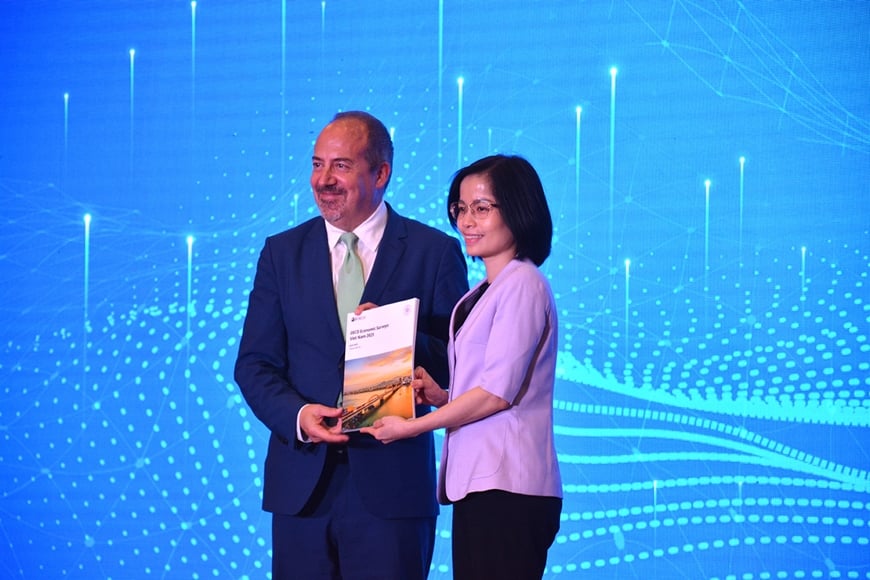 Le représentant de l'OCDE a présenté le rapport économique du Vietnam 2025 au représentant vietnamien.