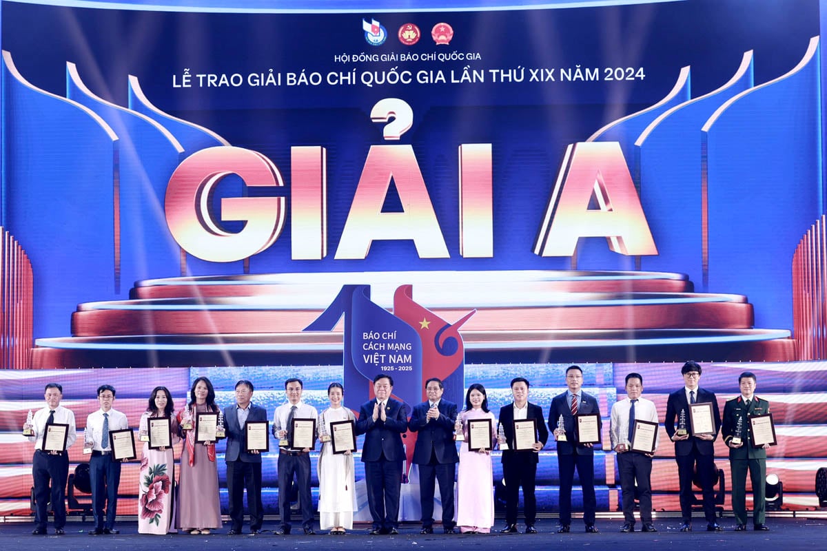 Thủ tướng Chính phủ Phạm Minh Chính cùng đồng chí Nguyễn Trọng Nghĩa, Trưởng ban Tuyên giáo và Dân vận T.Ư trao giải cho các tác giả, nhóm tác giả đoạt giải A (Ảnh An Giang).