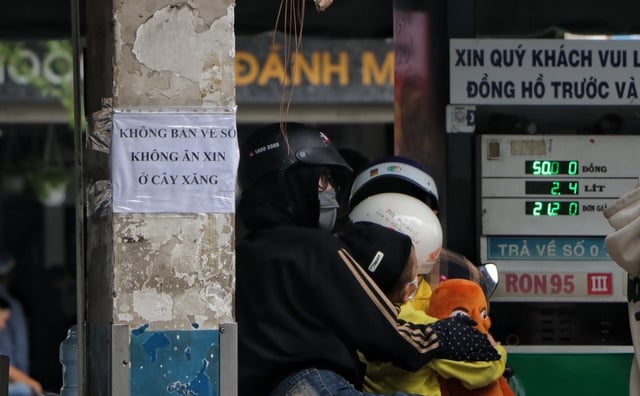 Cấm cửa người bán hàng rong, vé số: Chủ quán, dịch vụ ở TP.HCM nên hay không? - Ảnh 1.
