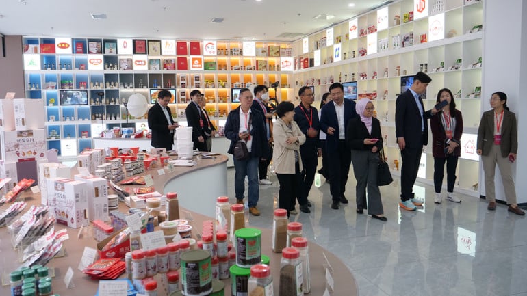 Các đại biểu tham quan khu giới thiệu sản phẩm ở Bảo tàng gia vị Dương An.