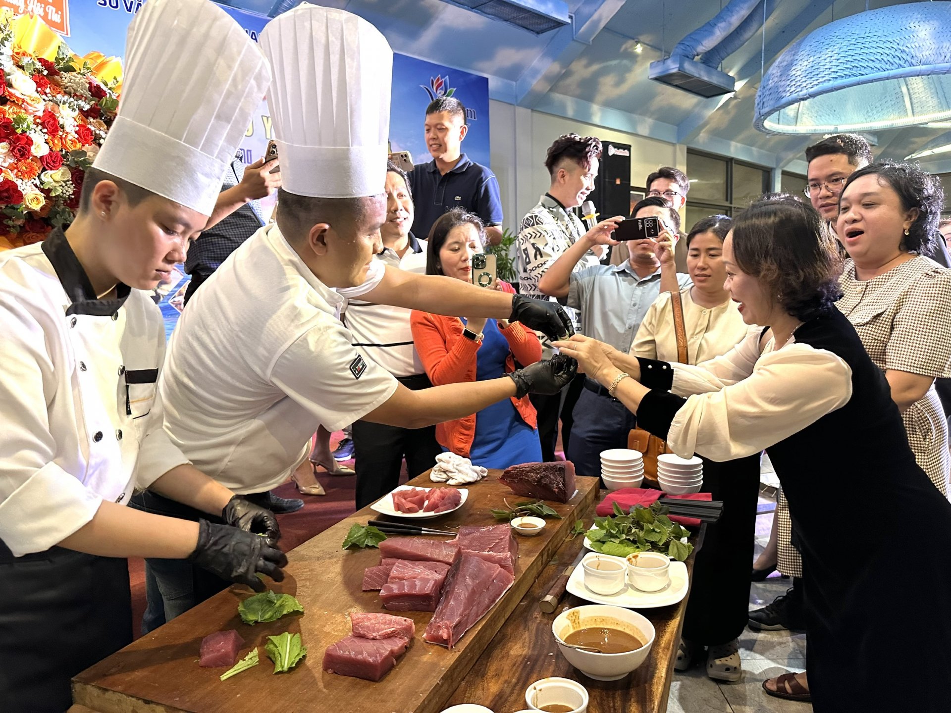 Trình diễn ẩm thực cá ngừ đại dương đến du khách thị trường du lịch Long An và các tỉnh Miền Nam. Ảnh: TRẦN QUỚI