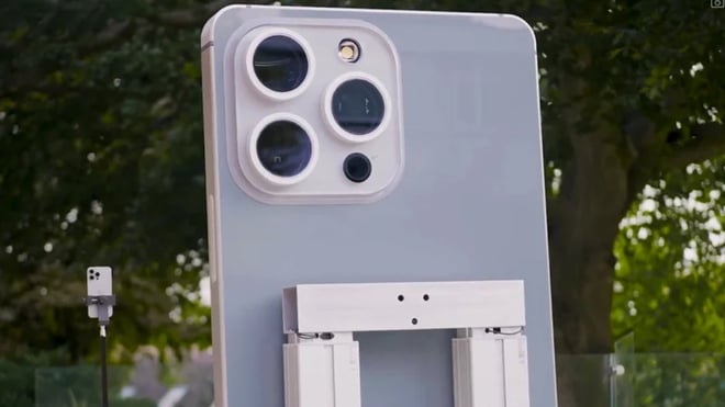 Chiếc iPhone lớn nhất thế giới, đèn pin đủ làm mờ đèn pha ô tô - Ảnh 3.