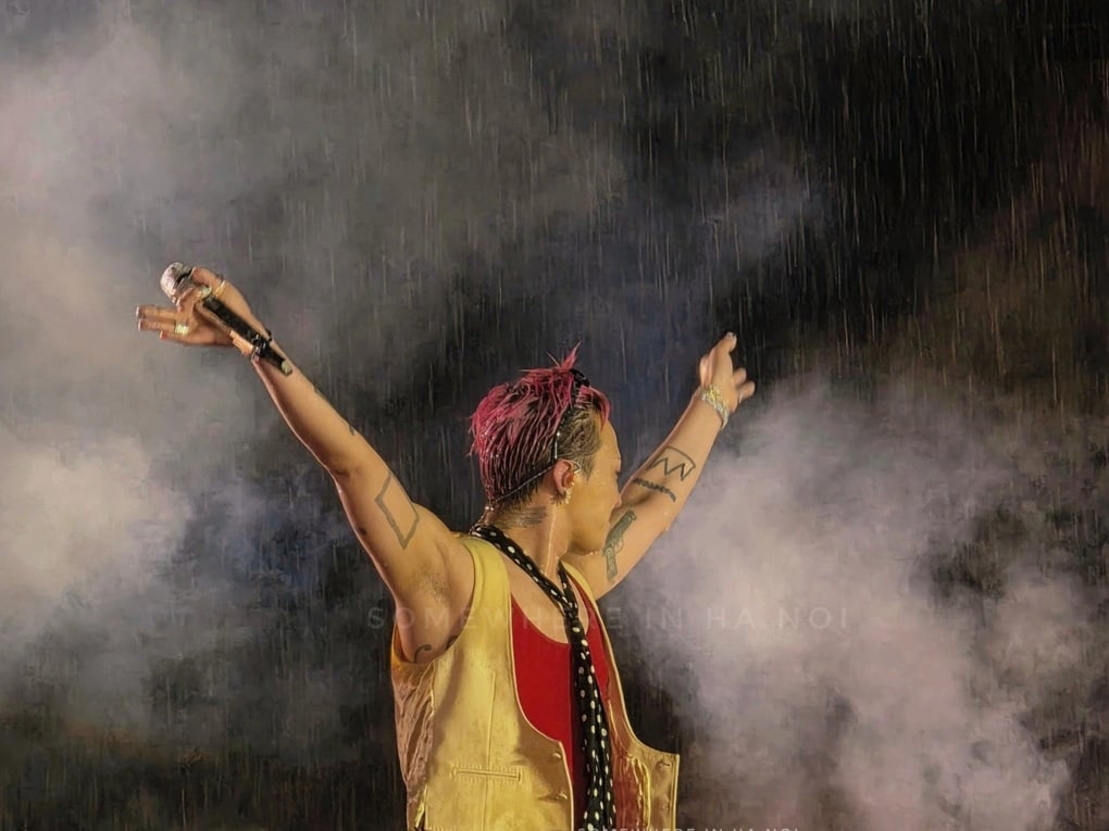 G-Dragon đội mưa hát 5 bài, BTC không chào từ biệt khiến vạn fan hụt hẫng - 3
