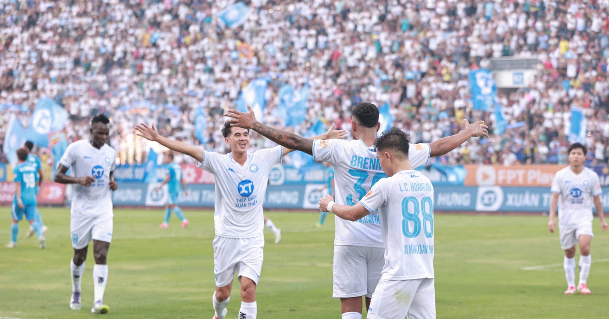 Nam Dinh celebrates championship with narrow win over Ha Tinh: Thien Truong Stadium opens party
