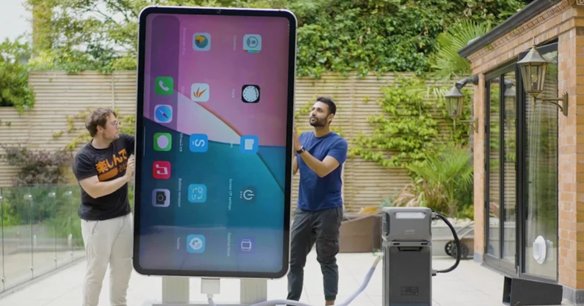 世界最大のiPhone、車のヘッドライトを暗くするほどの懐中電灯