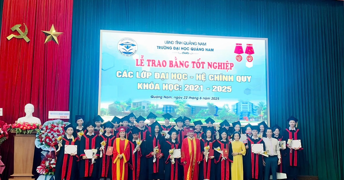 Trường Đại học Quảng Nam trao bằng tốt nghiệp cho 332 sinh viên
