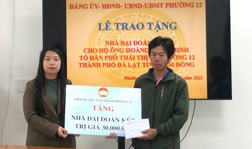 Gia đình ông Minh được trao tặng nhà đại đoàn kết.