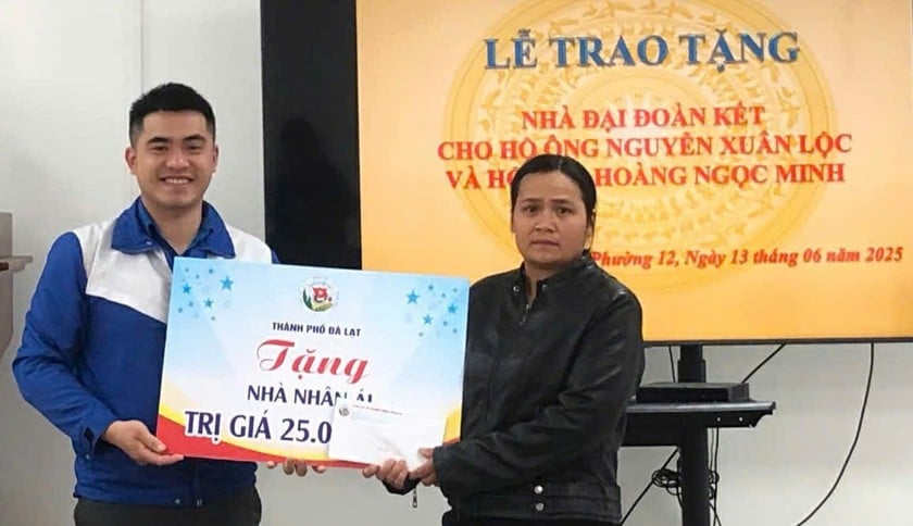 Niềm vui của người dân khi nhận món quà ý nghĩa.