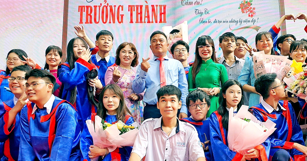 Cérémonie de gratitude au lycée Nguyen Thi Dieu : les parents ne peuvent pas faire les choses pour leurs enfants éternellement