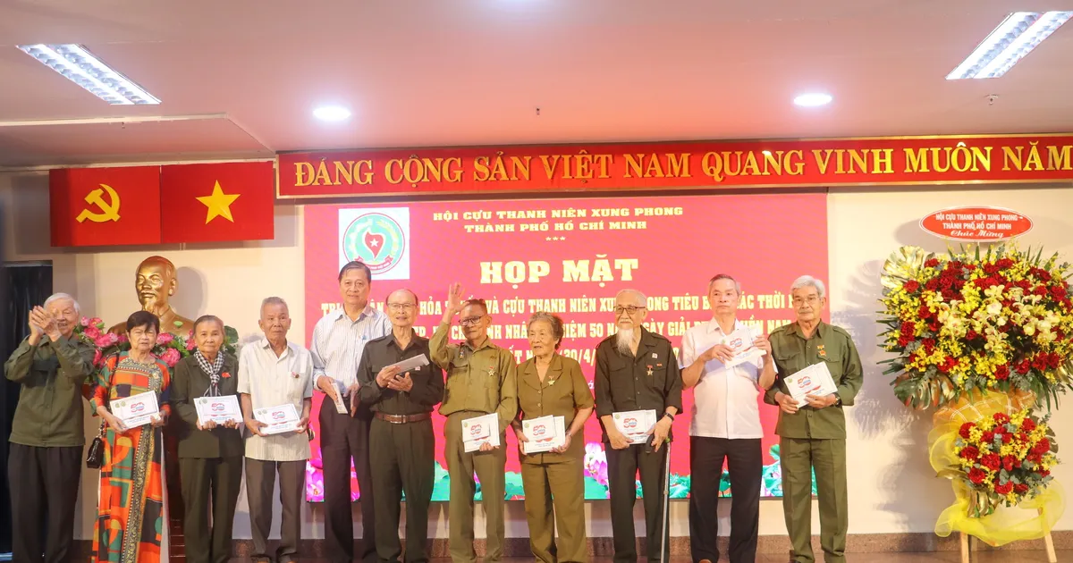 ទីក្រុងហូជីមិញ៖ ជួបសំណេះសំណាល និងគោរពវិញ្ញាណក្ខន្ធដល់កម្មករជួរមុខ និងគំរូអតីតយុវជនស្ម័គ្រចិត្ត