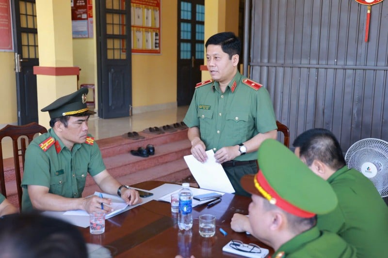 Major General Nguyen Hong Nguyen chaired a meeting with units to review and evaluate progress.