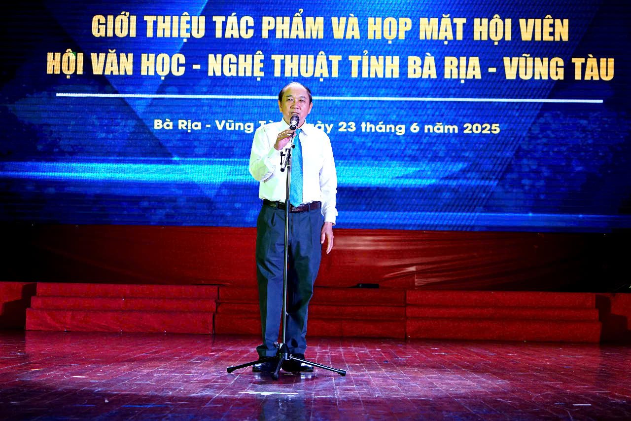 Ông Huỳnh Văn Hồng, Chủ tịch Hội VH-NT tỉnh phát biểu tại chương trình.