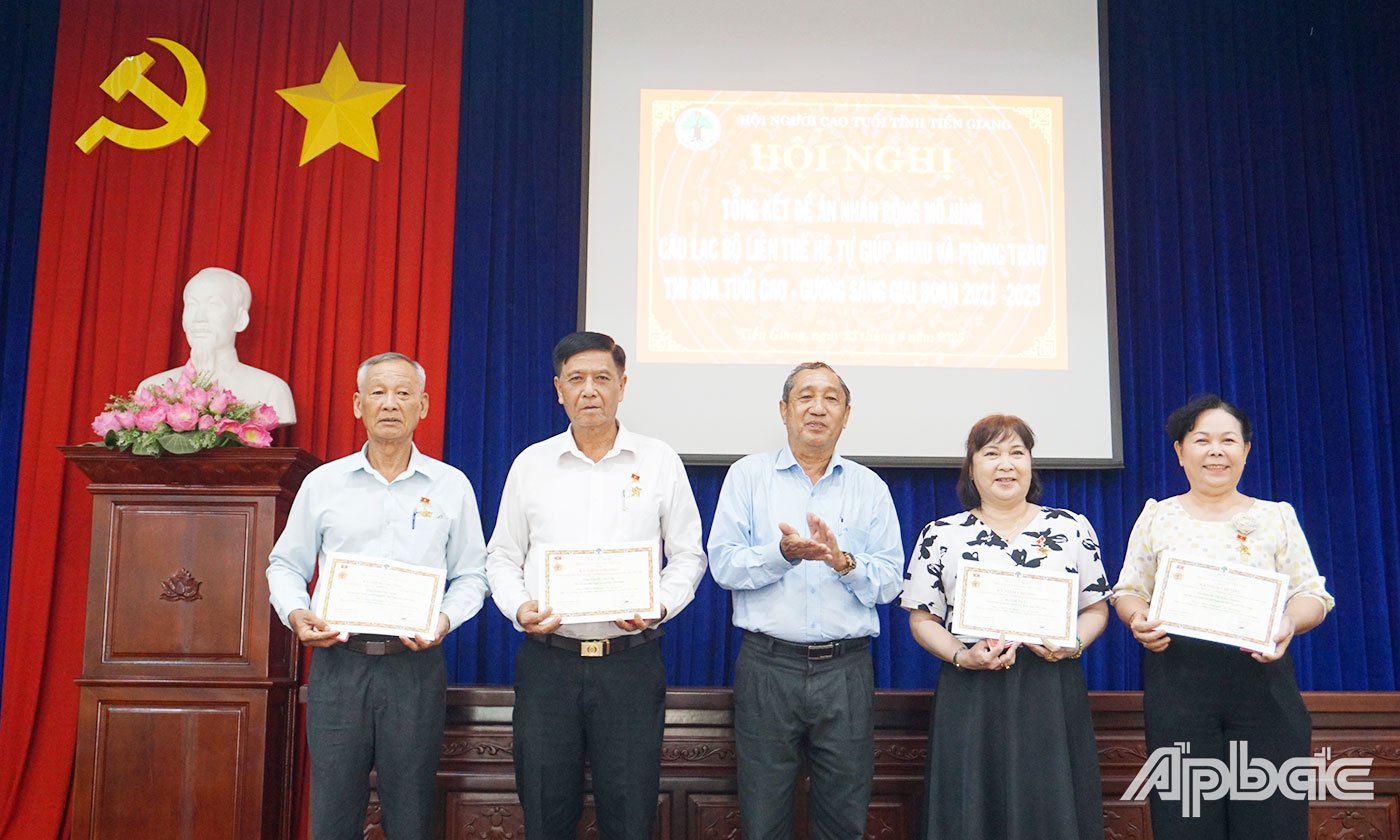 Awarding the Medal to the Elderly Member with many contributions 