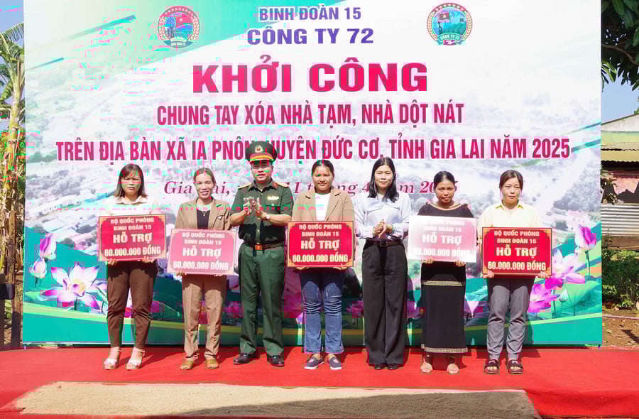 cong-ty-72-trao-bang-tuong-trung-ho-tro-xoa-nha-tam-nha-dot-nat-tang-cac-gia-dinh-tai-xa-iapnon-huyen-duc-co.jpg