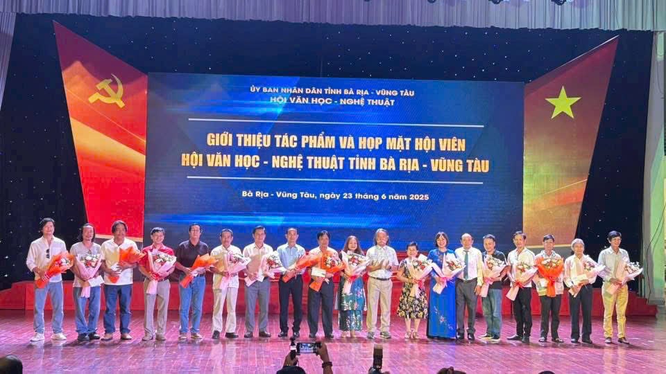 Hội VH-NT tỉnh khen thưởng các hội viên có thành tích xuất sắc trong công tác hội.