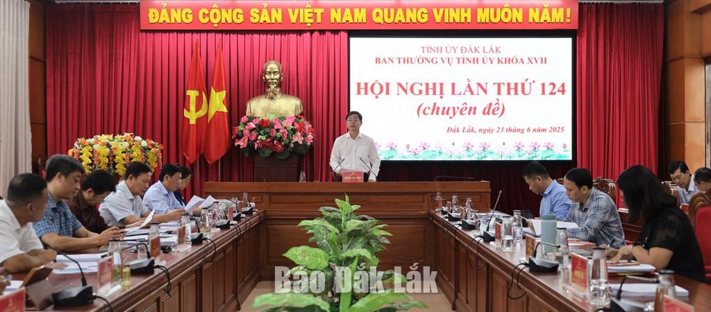 Ủy viên Trung ương Đảng, Bí thư Tỉnh ủy Nguyễn Đình Trung phát biểu ý kiến tại hội nghị.