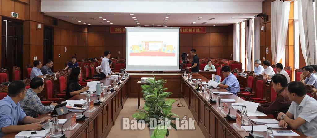 Các đại biểu dự hội nghị xem xét, cho ý kiến về các phương án, kế hoạch tổ chức lễ công bố vận hành chính quyền địa phương 2 cấp.