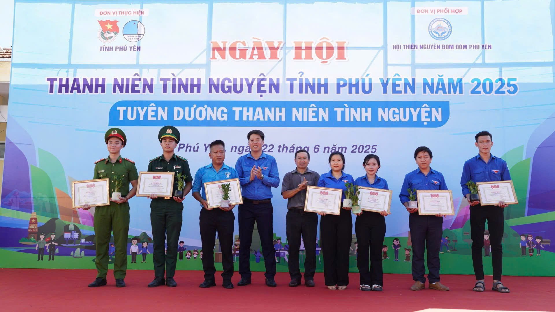 Phó Bí thư Tỉnh đoàn Nguyễn Thao Giang và đại diện Ban Tuyên giáo và Dân vận Tỉnh ủy trao bằng&nbsp;khen của Tỉnh đoàn cho các tập thể, cá nhân có thành tích xuất sắc trong các hoạt động tình nguyện trên địa bàn tỉnh. Ảnh: BẢO KÍNH