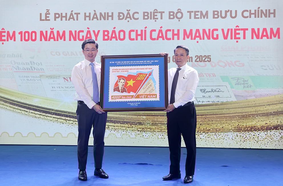 thu-truong-bo-khoa-hoc-va-cong-nghe-bui-hoang-phuong-trao-tang-tranh-tem-ky-niem-100-nam-ngay-bao-chi-cach-mang-viet-nam-1925-2025-cho-pho-chu-tich-thuong-truc-hoi-nha-bao-viet-nam-nguye-n-du-c-lo-i.jpeg
