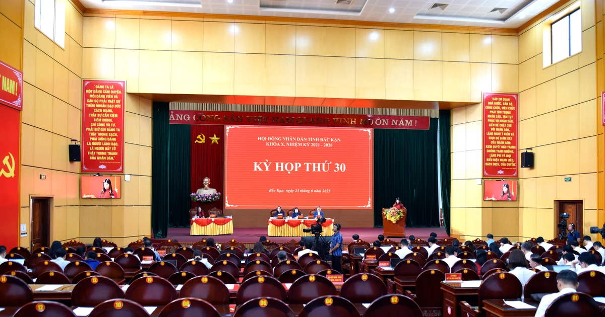 HĐND tỉnh Bắc Kạn nghe tiếp tục nghe các báo cáo, tờ trình và dự thảo nghị quyết