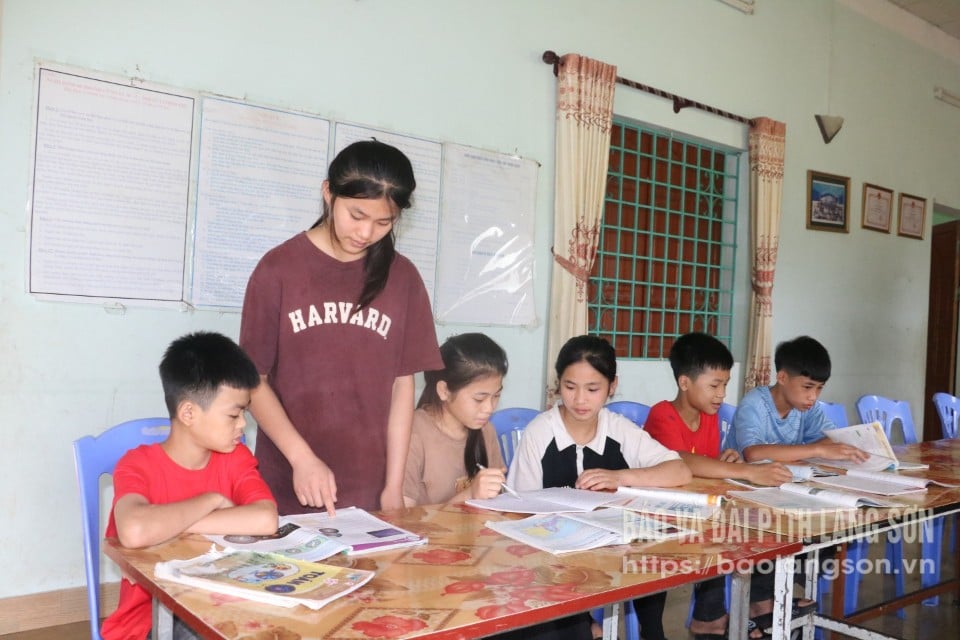 Trẻ có hoàn cảnh đặc biệt khó khăn tại Trung tâm Hy vọng Lộc Bình, thị trấn Lộc Bình cùng hướng dẫn nhau học bài