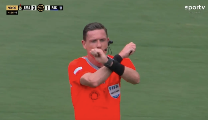 How did the referees fight racism at the FIFA Club World Cup? - Photo 1.
