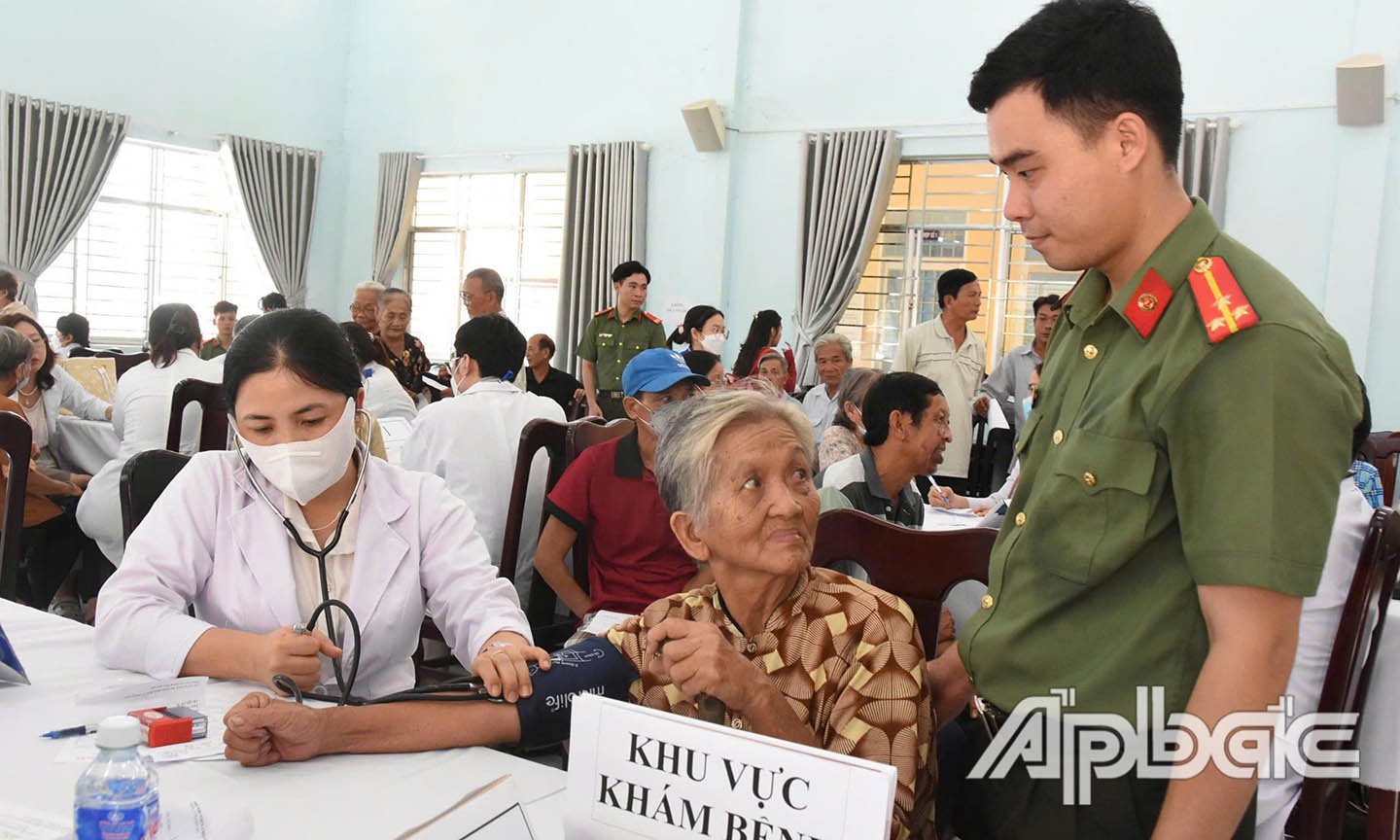chương trình khám bệnh, phát thuốc miễn phí và tặng quà cho người dân thuộc diện ưu tiên chăm lo an sinh trên địa bàn xã Hòa Khánh
