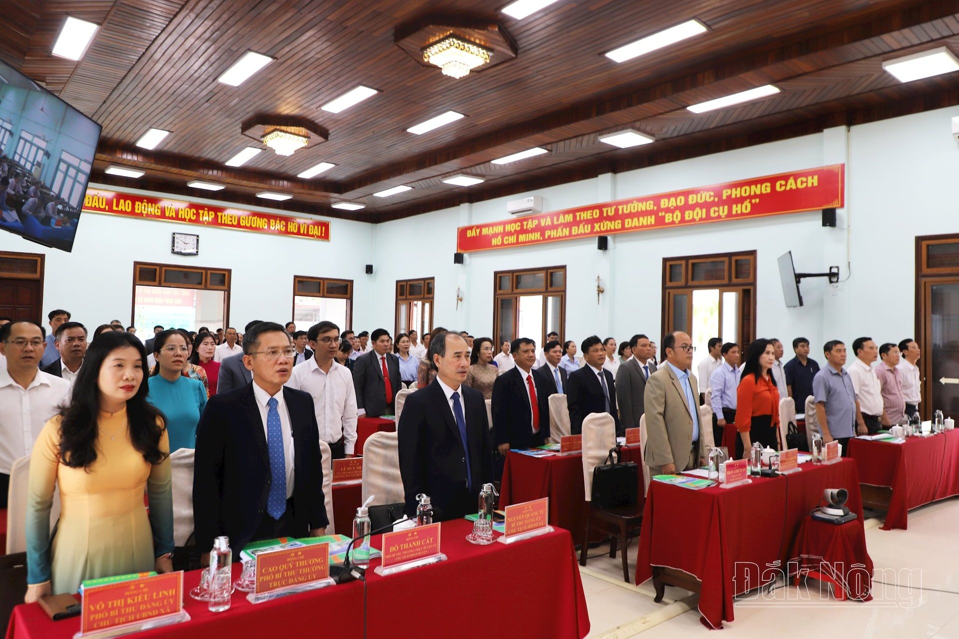 HĐND xã Kiến Đức thực hiện nghi thức chào cờ trước khi bước vào Kỳ họp thứ nhất