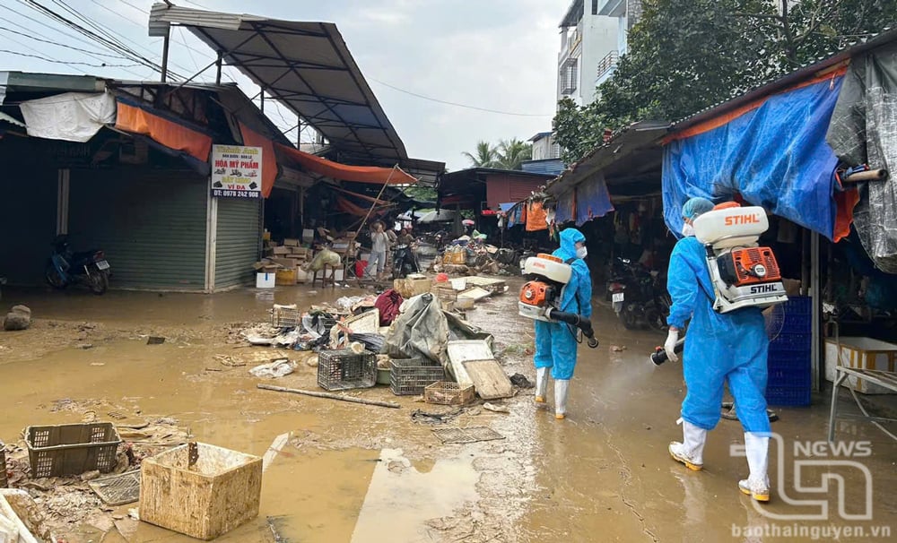 Cán bộ Trung tâm Y tế TP. Thái Nguyên phun thuốc khử khuẩn tại khu vực chợ Phú Thái, phường Tân Thịnh, TP. Thái Nguyên.