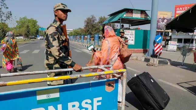 Du khách nên thận trọng khi đi du lịch tại Ấn Độ và Pakistan thời điểm này. Ảnh: Aljazeera