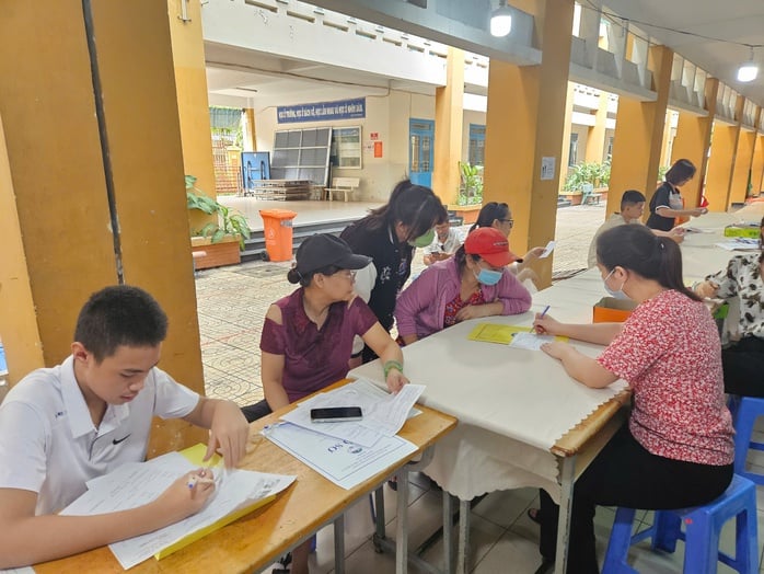 Có điểm thi lớp 10, phụ huynh tìm 
