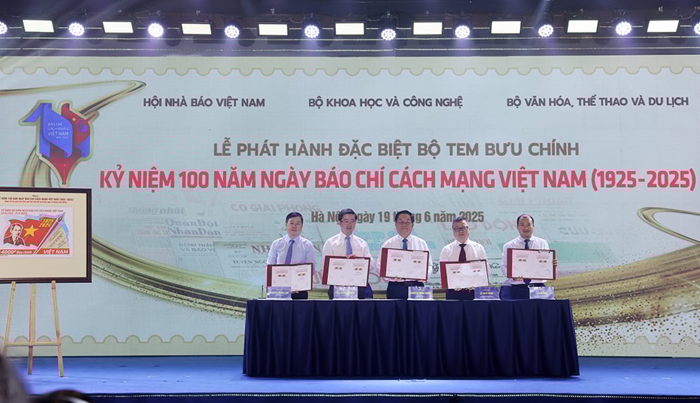 cac-dong-chi-lanh-dao-thuc-hien-nghi-thuc-phat-hanh-dac-biet-bo-tem-ky-niem-100-nam-ngay-bao-chi-cach-mang-viet-nam-1925-2025-2.jpeg