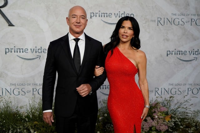 Tỉ phú Jeff Bezos và Lauren Sánchez quyên góp từ thiện trước lễ cưới- Ảnh 1.