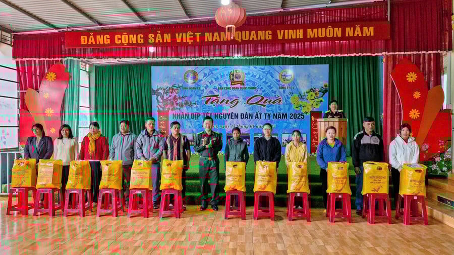 cong-ty-74-tang-qua-cho-nguoi-dan.jpg