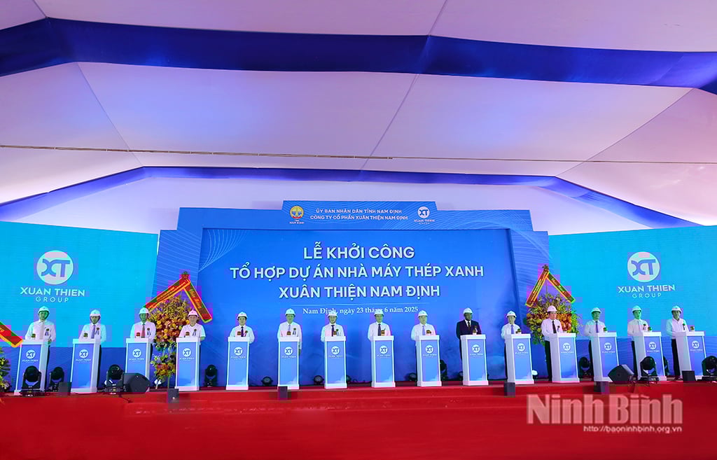 Los delegados presionaron el botón para iniciar la construcción del Complejo de Proyecto de Acero Verde Xuan Thien Nam Dinh.