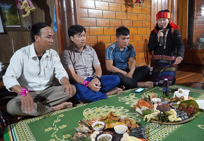 Các đội thi thuyết trình về ý nghĩa các món ăn.