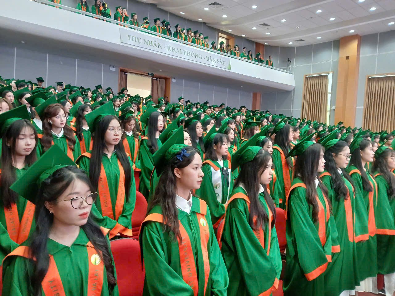 Cérémonie de remise des diplômes de licence et d'ingénieur à 1 210 étudiants de l'année scolaire 2021-2025.