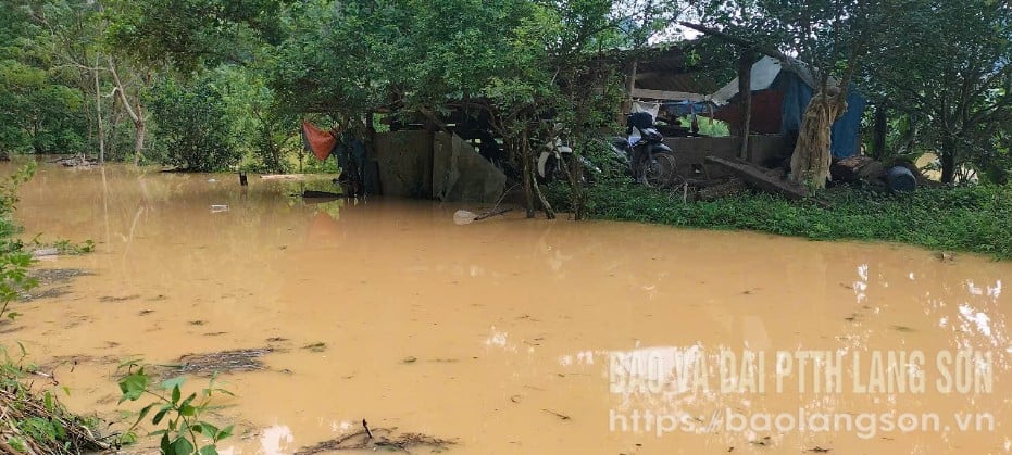 Nhiều tuyến đường trên địa bàn huyện Bắc Sơn bị chia cắt do ngập lụt, sạt lở đất
