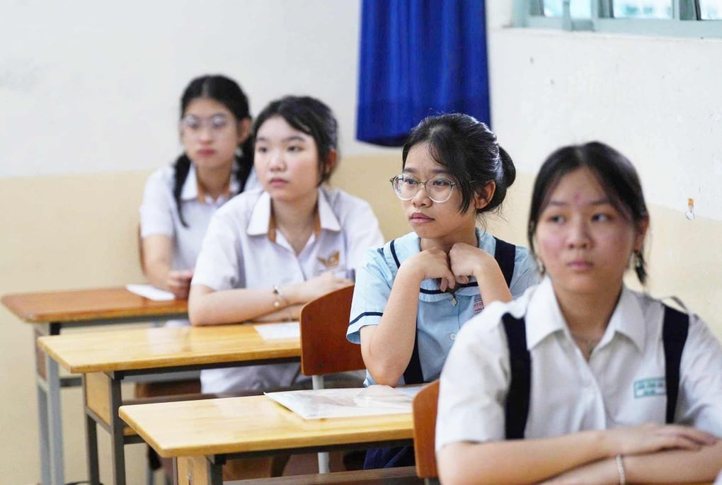 Học sinh làm “cú đêm tra cứu điểm thi lớp 10 TPHCM năm 2025 - 3