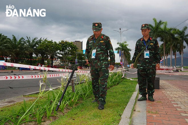 Les officiers et soldats des forces armées de la ville œuvrent en silence pour maintenir la paix et permettre aux touristes de profiter du feu d'artifice dans le ciel de Da Nang. Photo : ANH DUC