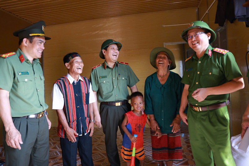 Practical, solid houses help Quang Tri people have stable and safe housing, especially during the rainy and stormy season.