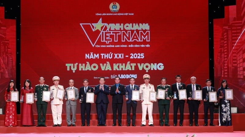 vietnam-airlines-honored-at-the-vietnam-glory-program-2025.jpg