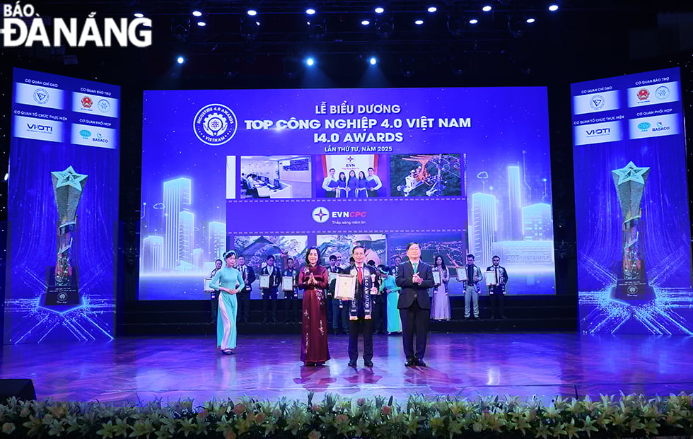 Ông Lê Hoàng Anh Dũng - Phó Tổng giám đốc EVNCPC nhận thưởng tại lễ biểu dương