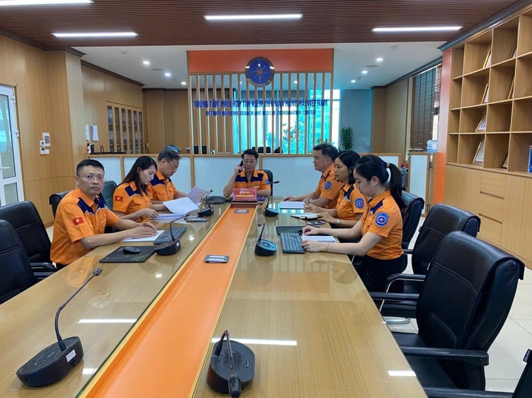 Lực lượng cứu nạn hàng hải ứng cứu ngư dân bị nạn tại vùng biển Hoàng Sa- Ảnh 1.