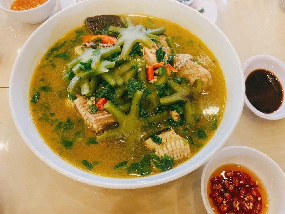 Đến biển Nhật Lệ thưởng thức canh xương rồng cá đuối - ảnh 3