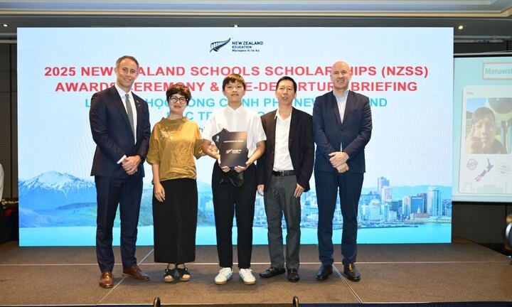 The New Zealand Education Agency held a ceremony to honor and award New Zealand Government Scholarship certificates to 20 outstanding Vietnamese students.