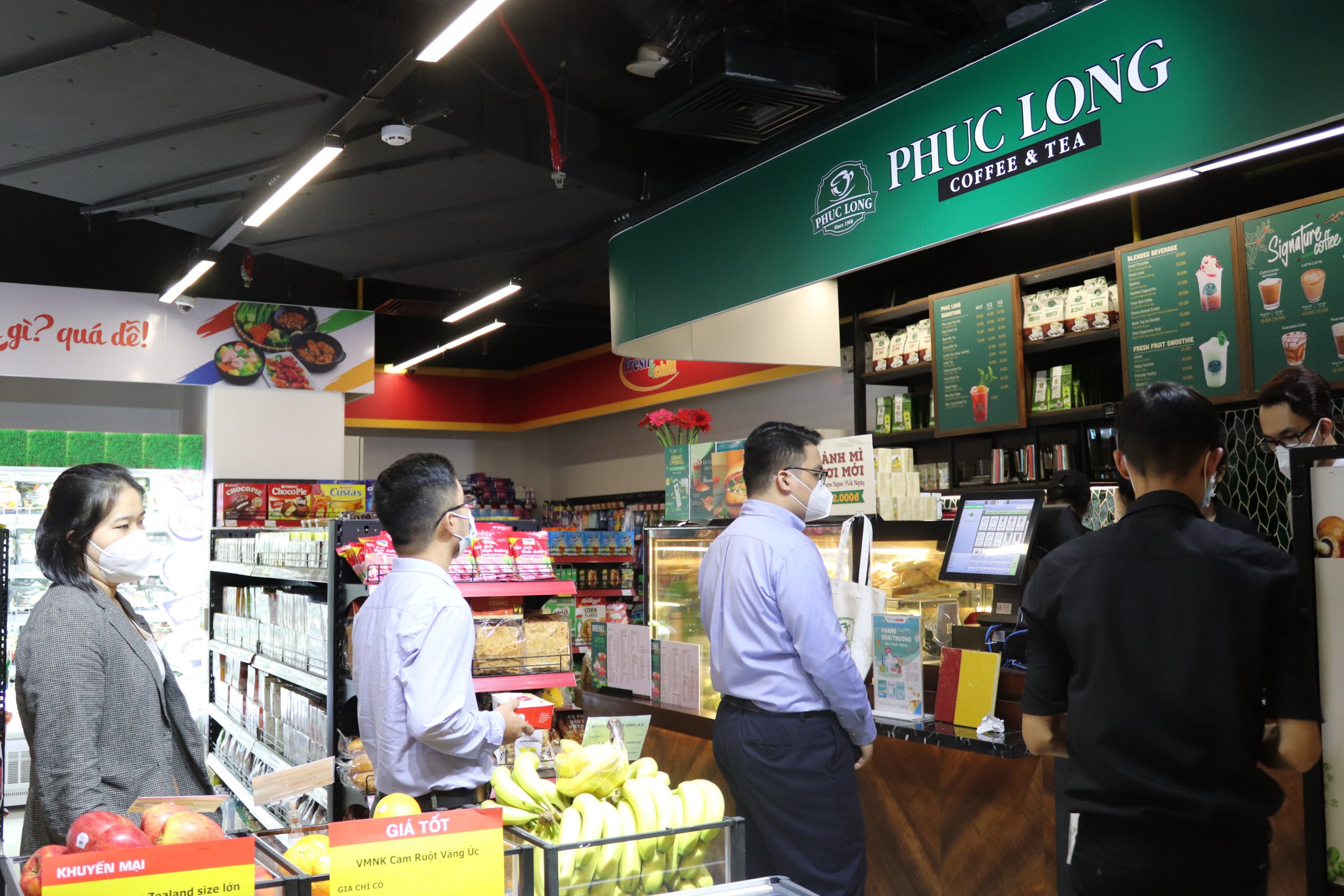 Khách hàng mua trà sữa Phúc Long tại một cửa hàng theo mô hình mini-mall của Masan.jpg
