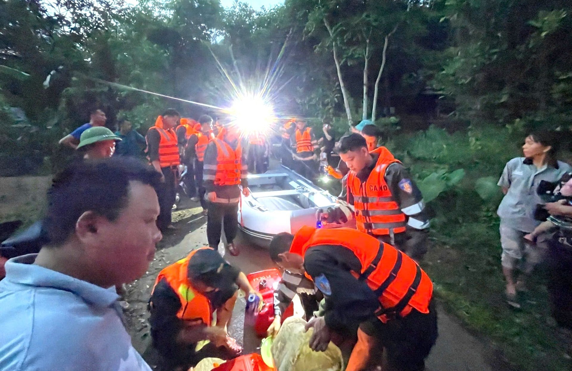 ចំណែក​នៅ​ស្រុក Bac Son ភ្លៀង​ធ្លាក់​ខ្លាំង​ក៏​បាន​បង្ក​ទឹក​ជំនន់​យ៉ាង​ធ្ងន់ធ្ងរ បង្ក​ការ​ខូចខាត​ទ្រព្យសម្បត្តិ និង​ផលដំណាំ​របស់​ប្រជាពលរដ្ឋ​យ៉ាង​ធ្ងន់ធ្ងរ។ នាល្ងាចថ្ងៃទី ២២ មិថុនា នគរបាលខេត្ត Lang Son បានចល័តនាយទាហាន និងទាហានចំនួន ៣០ នាក់ រថយន្តជំនាញចំនួន ៣ គ្រឿង និងទូក ង ២ គ្រឿង; កម្លាំងនគរបាលបង្ការ ពន្លត់អគ្គិភ័យ និងសង្គ្រោះ ក៏បានចល័តមន្ត្រី និងទាហានចំនួន២០នាក់ និងទូកម៉ូតូចំនួន២គ្រឿង ដើម្បីចូលរួមជួយសង្គ្រោះប្រជាពលរដ្ឋ ចេញពីតំបន់គ្រោះទឹកជំនន់។ (រូបថត៖ ប៉ូលីស ឡាង សឺន)