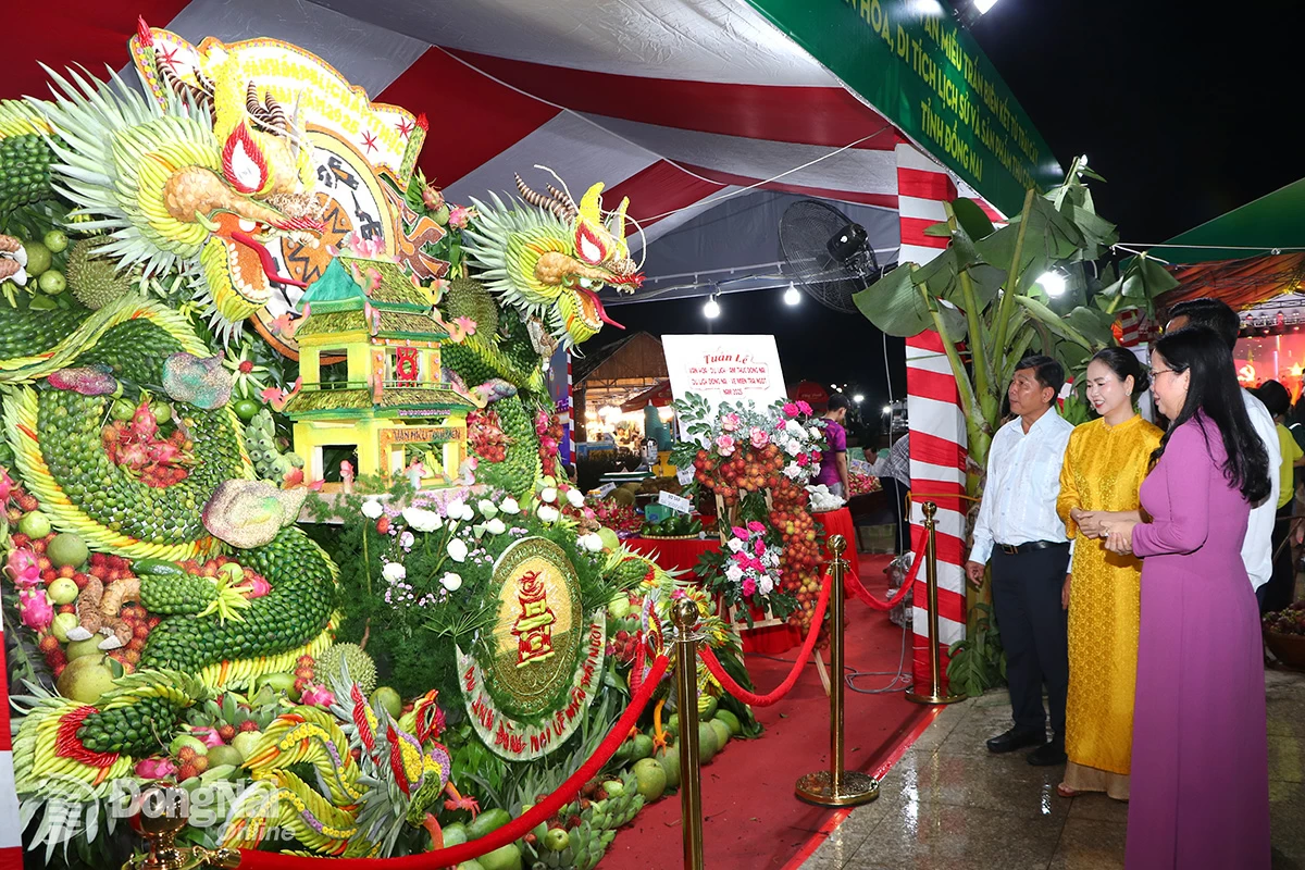 Mô hình Văn miếu Trấn Biên bằng các loại trái cây thu hút người tham quan.

