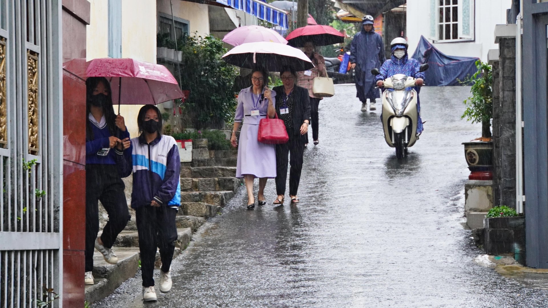 大雨は、2024年度高校卒業試験を受けるラムドン省の受験生たちにも多くの困難をもたらしている。